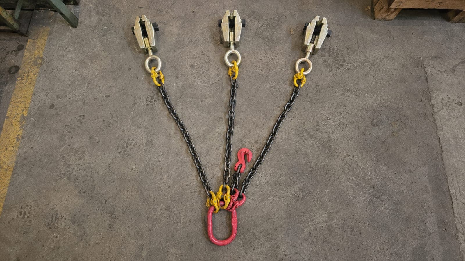 A GOGGA FlexPull assembly — belt grip jaws on chain legs joined to a common master link