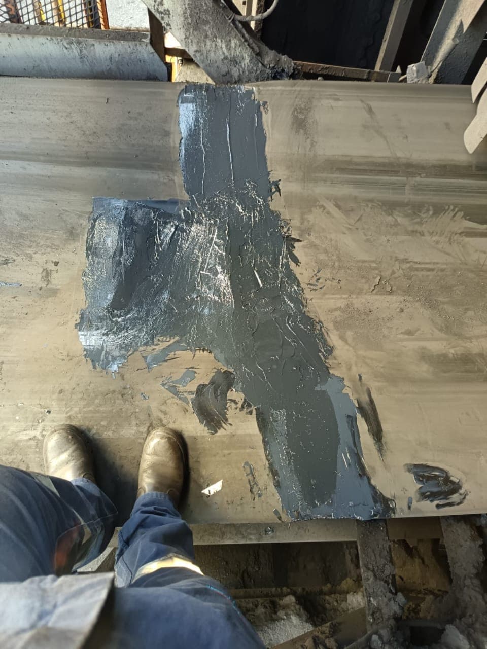 First coat of KK-Fix compound spread over a prepared belt splice