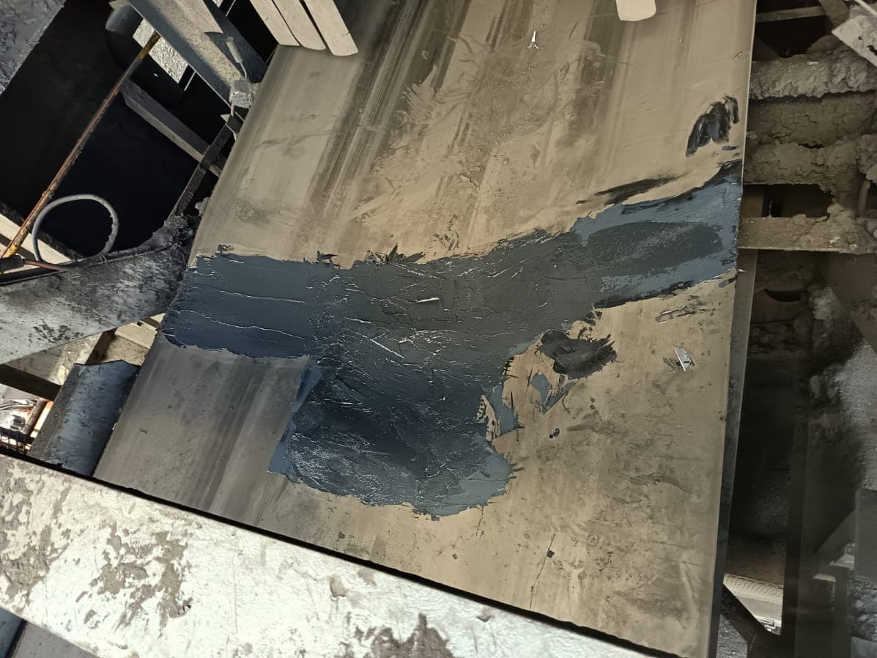 A belt splice with a gouge through the top cover before a KK-Fix repair